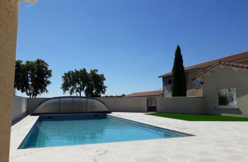 Chalain-le-Comtal House | Gîte moderne avec piscine partagée et terrasse ombragée - FR-1-496-236