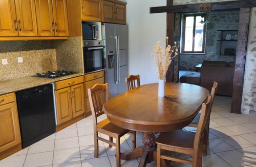 Crevant House | Gite 15 pers center de la France, Household linen and towels provided