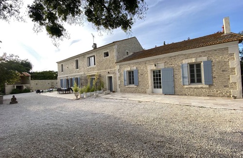 Arles House | Gite Champêtre de Caractère au Mas Arnaud Équipée D'un Spa,et Accès à la Piscine