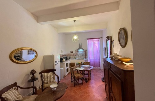 Violes Apartment | Gite in the Prince de Provence Vineyards - At Mas Des Armouriers, with Pool