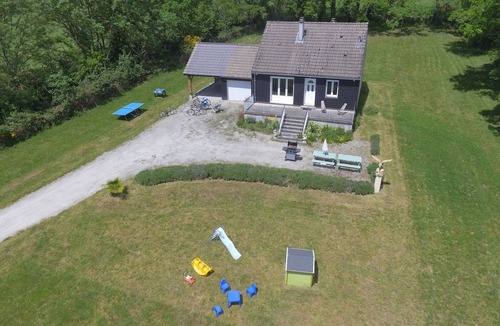 Landogne House | Gîte with view of the Chaîne des Puys - 4 pers - large garden - near Vulcania