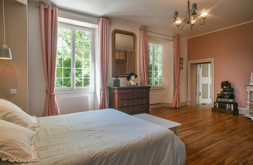 Saint-Albin-de-Vaulserre Bed & Breakfast | Guest Room “Chambre De La Fontaine” with Shared Terrace, Garden, and Wi-Fi