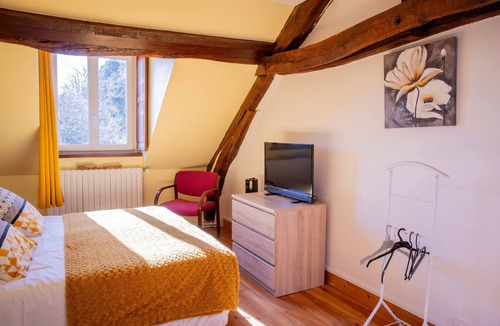 Cour-Cheverny Bed & Breakfast | Guest Room 'Chambre Iris - Le Petit Puits' with Shared Garden and Wi-Fi