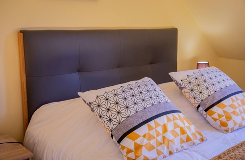 Cour-Cheverny Bed & Breakfast | Guest Room 'Chambre Iris - Le Petit Puits' with Shared Garden and Wi-Fi