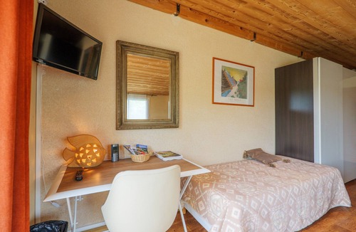 Saint-Remeze Bed & Breakfast | Guest Room 'Gorges de l’Ardèche' with Shared Pool, Wi-Fi, and Air Conditioning