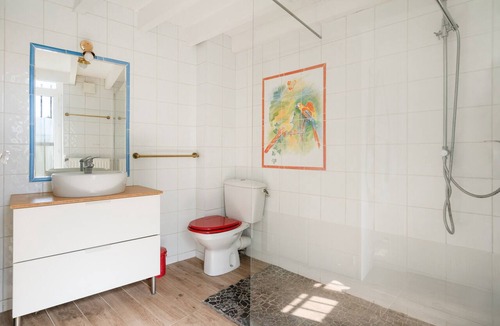 3rd Arrondissement Bed & Breakfast | Guest Room "Le Camélia" with Shared Pool and Wi-Fi