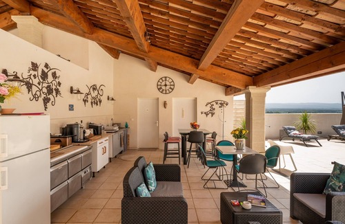 Crillon-le-Brave Apartment | Guesthouse 'Chambre De La Reine' with Mountain View, Wi-Fi, and Air Conditioning
