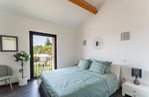 Crillon-le-Brave Apartment | Guesthouse 'Chambre De La Reine' with Mountain View, Wi-Fi, and Air Conditioning