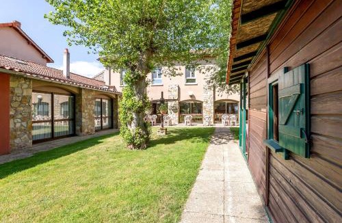 La Chomette Hotel | Hôtel Restaurant La Crèche et sa piscine intérieure - Logis Hôtels