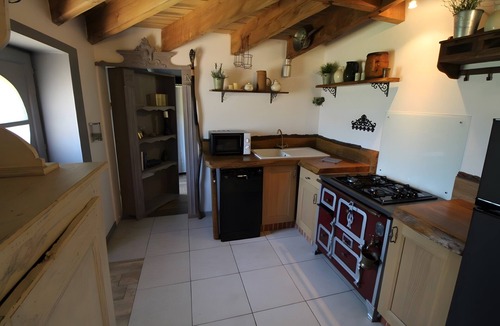 Lavaurette House | Hobbit House: A Magical Escape in the Heart of Middle-earth