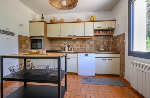 Entraigues-sur-la-Sorgue House | Holiday Home “Villa Les 2 Pins Piscine” – Garden, Trampoline, Sleeps 14
