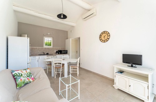 Aubignan House | Holiday Home 'Chez Céline' with Private Pool, Wi-Fi and Air Conditioning