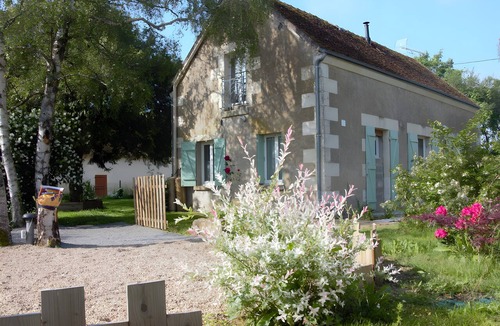Couddes House | Holiday Home 'Gite Hirond'ailes D'ange' with Private Terrace and Shared Garden
