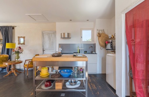 Lacoste Apartment | Holiday Home 'Lacoste Home' with Mountain View, Shared Pool and Wi-Fi