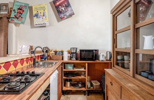 Le Thor House | Holiday Home 'Le Mas Des Mourguettes' with Shared Pool, Wi-Fi and Air Conditioning