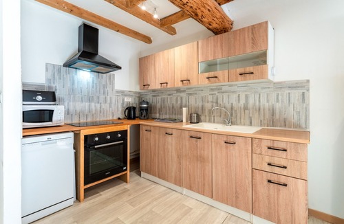 Le Thor House | Holiday Home 'Maisonnette' with Private Terrace, Garden and Wi-Fi