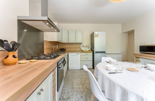 Jonquieres House | Holiday Home "Mas des Amandiers" with Private Pool, Terrace, and Wi-Fi