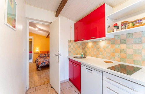 Garrigues House | Holiday Home 'Mazet' with Private Terrace, Private Garden and Wi-Fi