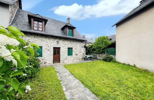 Lanobre House | Homerez - Charming House in Lanobre with Garden