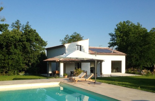 Eyragues Villa | Homerez - Villa for 10 ppl. with swimming-pool, garden and terrace at Eyragues