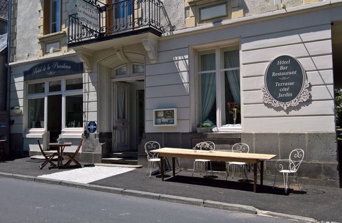 Egliseneuve-d'Entraigues Hotel | Hotel de la Providence