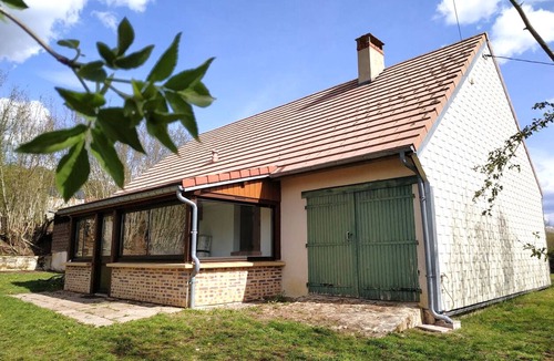 Gouloux Cottage | House with large garden 15min walk from Saut de Gouloux