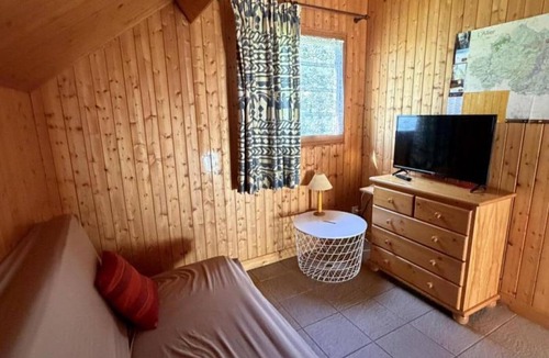 Mesples Cottage | Independent chalets with garden and children's games