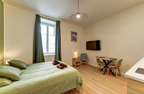 Republique - Tolstoi Apartment | L'Émeraude - une suite élégante aux portes de Lyon