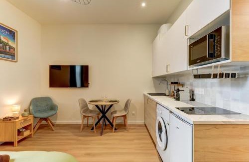 Republique - Tolstoi Apartment | L'Émeraude - une suite élégante aux portes de Lyon