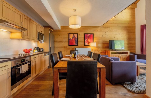 Vallorcine Apartment | l'Ours Bleu A35 Ski-In at Vallorcine| Shared Pool, Gym & Wellness, Vallorcine (Argentiere), France