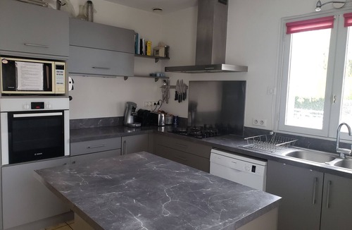 Guerande House | La Baule beach 1.5 km away. Bright house sleeps 9, enclosed garden