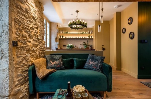 Cremieu Apartment | La Maison de L'Apothicaire - 4-star spa - Crémieu town center