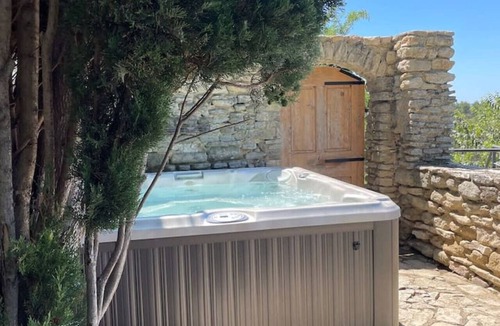 Saumane-de-Vaucluse House | La maison Haut-perché, townhouse with view and jacuzzi.