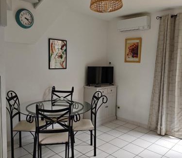 Saint-Saturnin-les-Avignon Apartment | La provençale