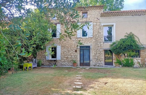 Monteux House | Large, comfortable Provencal farmhouse with private pool and park for 12 people