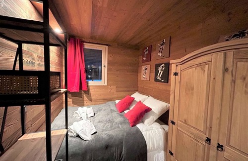 Meribel Centre Apartment | Large contemporary apartment for 10, near slopes and center, lift and Wifi included