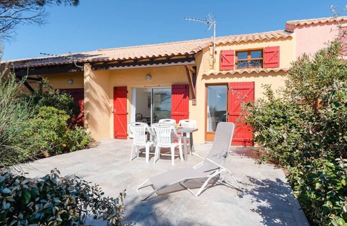 Gruissan House | LB39 Air-conditioned bungalow facing the Grazel Beach in a residence with swimming pool