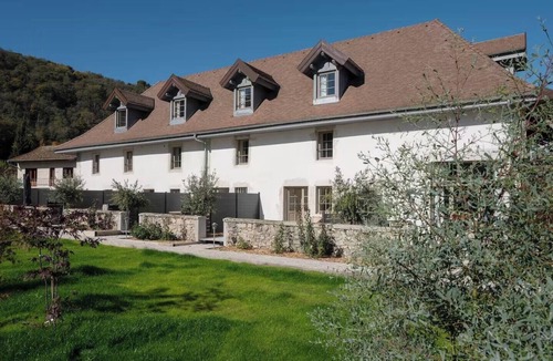 Conjux House | Lodge with view of Lake Bourget