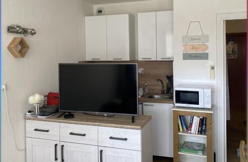 Antibes Apartment | Logement en résidence vacances classe 2 étoiles au bord de mer 4 couchages avec cabine lit superposé et au salon un canapé convertible et piscine à 300 m des transports communs,gare ferroviaire,commerces et plages