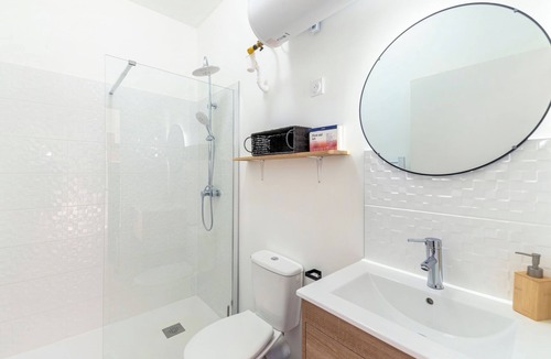 Les Poulettes Apartment | Lovely T2 apartment in a residence with air conditioning.