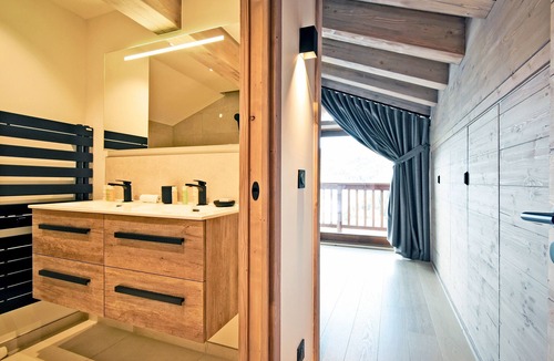 Meribel-Mottaret Apartment | "Luxurious 4BR Apartment, Close to Slopes, with Concierge Service and Amenities"