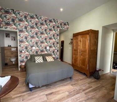 Saint-Flour Bed & Breakfast | Maison Côté Halle La chambre de l'Artiste