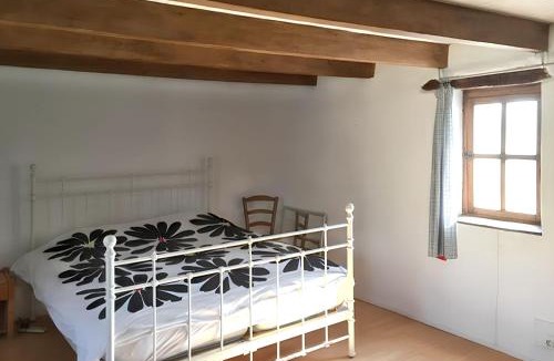 Chenerailles - Auzances - Bellegarde et Haut Pays Marchois House | Maison charmante à Charron avec piscine partagée