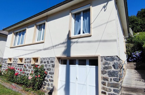 Lanobre House | Maison de Vacances Entre Montagnes et Lacs