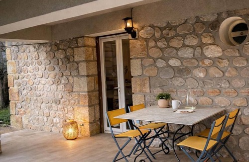 Vals-les-Bains Condo | Maison Thany garden apartment