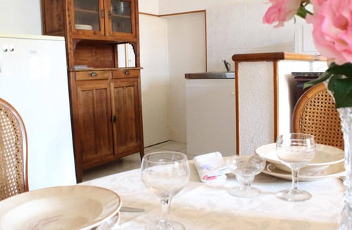 Herisson Apartment | Medieval studio in village center, near shops