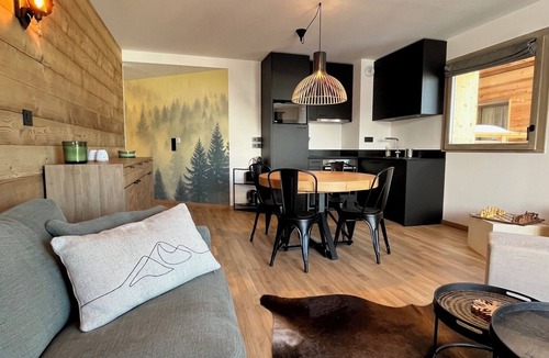 Meribel-Mottaret Apartment | Méribel Mottaret (2 bedrooms + cabin area) 50 m from the slopes. Mountain view