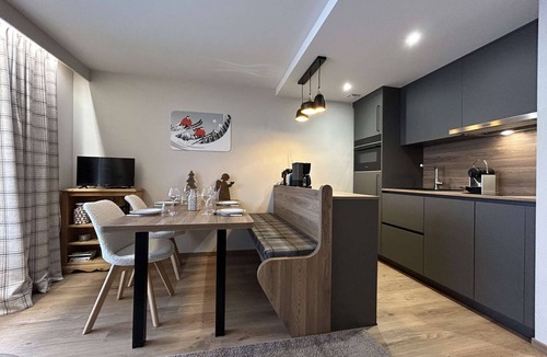 Meribel Centre Apartment | Modern apartment, near slopes, 4 ppl, Wi-Fi, linen included