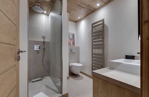 Le Cret Apartment | Modern Apartment with Terrace, Close to Center, Sleeps 8