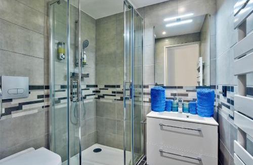 Jean Moulin - Marius Berliet Apartment | "Monplaisir", parking, espace de travail avec wifi, proximité commerces, gare, Université Lyon 3 , Tram T2, T4 et C25, idéal voyages d'affaires et tourisme